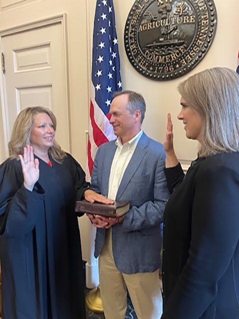 Judge Peck is sworn in by Brandon Gibson, former Tennessee Court of Appeals judge.
